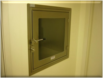 Stainless steel wall-mounted transfer hatch with vision panel, standard version