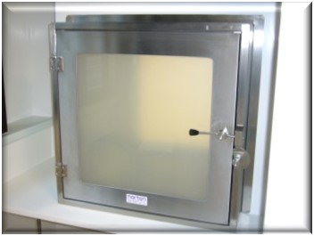 Lead-lined transfer hatch with glass vision door